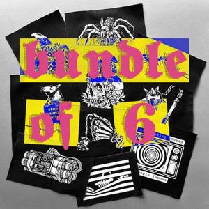 Puede incluir: Un conjunto de seis parches negros con varias ilustraciones en blanco y negro, incluyendo una araña, una calavera, una rata y una bomba. La palabra "bundle" está en rosa gótico sobre un fondo amarillo y azul, con el número "6" en rosa.