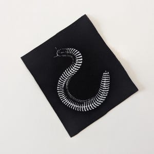 Toppa da cucire con motivo MILLIPEDE • Toppa con motivo artropodi in tessuto serigrafato bianco e nero di PUNKNDEAD immagine 2
