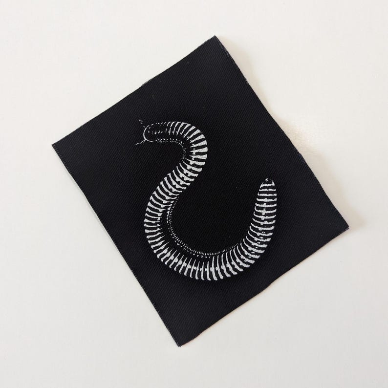 Toppa da cucire con motivo MILLIPEDE • Toppa con motivo artropodi in tessuto serigrafato bianco e nero di PUNKNDEAD immagine 2