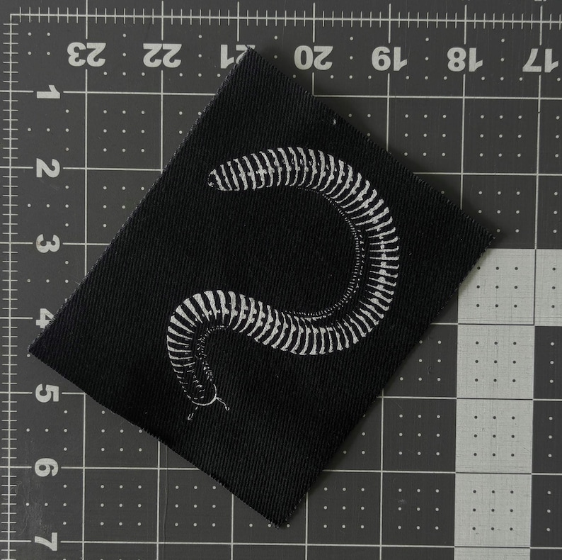 Toppa da cucire con motivo MILLIPEDE • Toppa con motivo artropodi in tessuto serigrafato bianco e nero di PUNKNDEAD immagine 5