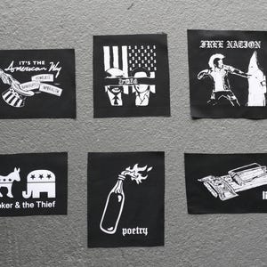 Pode incluir: Uma coleção de seis patches pretos com desenhos gráficos e texto em branco. Os patches apresentam imagens de um chapéu alto, a bandeira americana, uma figura com uma garrafa, um burro e um elefante, um coquetel molotov e uma pilha de livros. Os patches têm texto que diz "It's the American Way", "Free Nation", "Joker & the Thief", "poetry" e "life".
