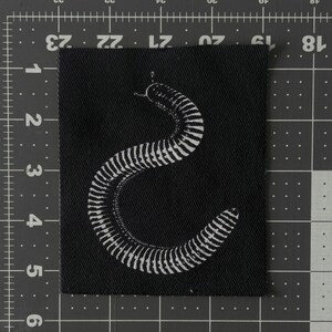 Toppa da cucire con motivo MILLIPEDE • Toppa con motivo artropodi in tessuto serigrafato bianco e nero di PUNKNDEAD immagine 4