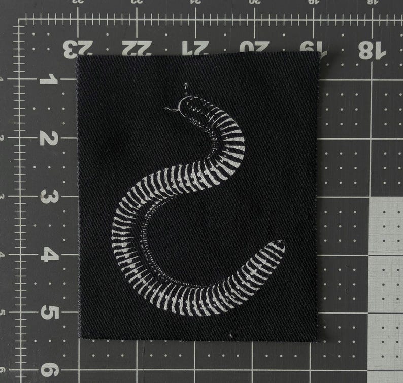 Toppa da cucire con motivo MILLIPEDE • Toppa con motivo artropodi in tessuto serigrafato bianco e nero di PUNKNDEAD immagine 4