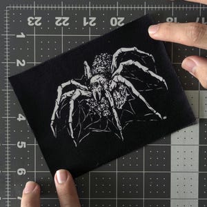 Toppa da cucire a forma di ragno horror: applicazione fai da te con stampa serigrafica spettrale immagine 5