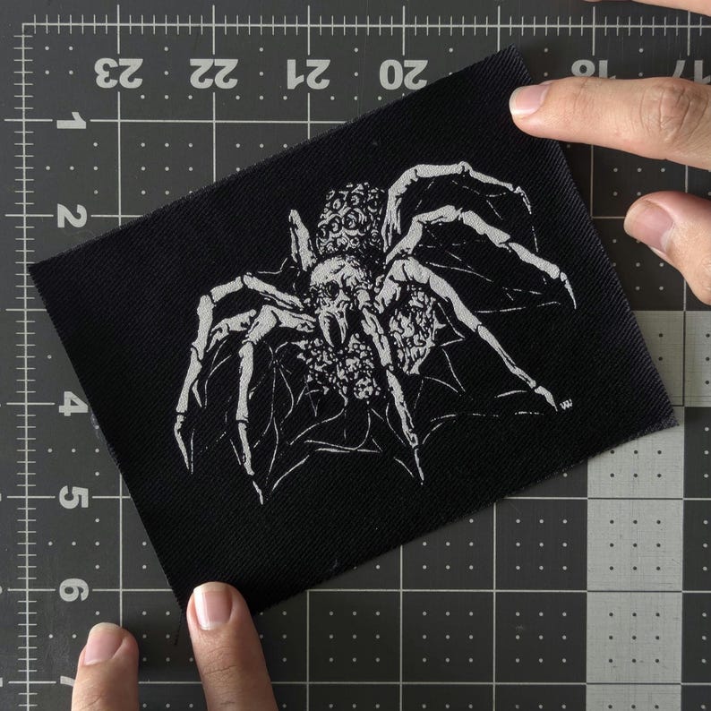 Toppa da cucire a forma di ragno horror: applicazione fai da te con stampa serigrafica spettrale immagine 5