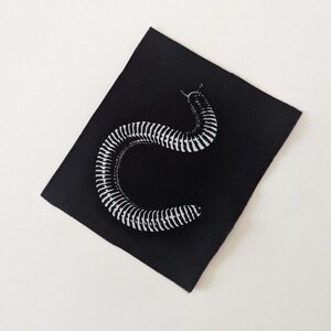 Toppa da cucire con motivo MILLIPEDE • Toppa con motivo artropodi in tessuto serigrafato bianco e nero di PUNKNDEAD immagine 3