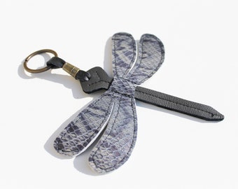Porte-clés libellule bleue. Bijou de sac en cuir à imprimé reptile. Porte-clés insecte. Idée de filles