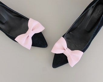 Pinces à chaussures en denim rose. Décoration de chaussures en denim recyclé. Des noeuds sur mesure pour toutes les occasions. Cadeau pour elle