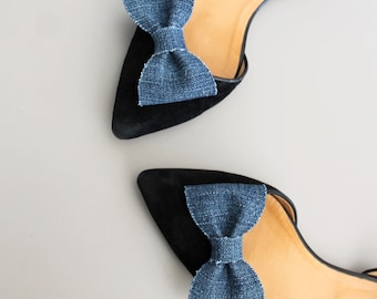 Pince à chaussures en denim recyclé. Clips de chaussures avec noeud bleu. Clips de chaussures de fête personnalisés. Jolie décoration de noeuds