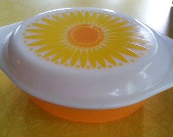 Pyrex Sunflower 1 1/2 Qt Casserole Dish with Lid