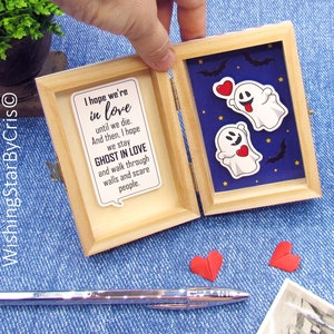 Message In a Box "Ghost in Love" Valentijnsdag, jubileum, verjaardag, Halloween-cadeau. Ik hou van je kaart. Houten kaart. Grappig cadeau voor beste vrienden