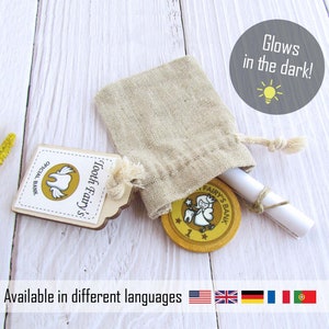 Pièce en or véritable fée des dents qui brille dans le noir. La pièce de monnaie fée des dents en bois personnalisée faite main pour un cadeau magique d'un enfant.