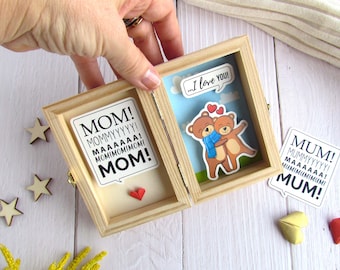 ¡Mamá, mamá, te amo! Divertido regalo para el Día de la Madre de hijo o hija. Mensaje en una caja Te amo, feliz cumpleaños. Tarjeta de madera 3D personalizable