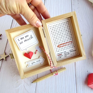 Leuke en originele Moederdagkaart met woordzoeker. Bericht in een box 'I like you'. Motiverend cadeau. Personaliseerbare 3D-kaart voor hem of haar