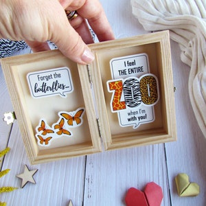 Message In a Box "Vergiss die Schmetterlinge..." Valentinstag Geschenk Jahrestag Geburtstag 3D Liebeskarte individuelles Geschenk für Sie und Ihn