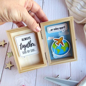 Relation longue distance Message dans une boîte « Toujours ensemble côte à côte… ou à des kilomètres l'un de l'autre ». Un cadeau de Saint-Valentin significatif pour lui ou elle.
