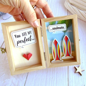 Mensaje en una caja "Eres mi alma gemela perfecta". Divertida tarjeta en 3D para amantes del surf. Regalo personalizado para él/ella. Tarjeta de San Valentín para surfistas