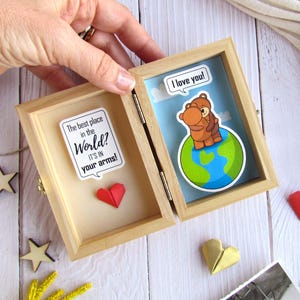 Jolie carte 3D pour la fête des mères. Carte en bois significative pour lui. Message dans une boîte « Le meilleur endroit du monde ?... ». Cadeau je t'aime