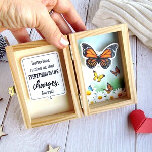 Motivationsgeschenk für Freunde "Schmetterlinge erinnern uns daran, dass alles im Leben ..." Nachricht in einer Box Personalisiertes Geschenk Valentinstag 3D Holzkarte