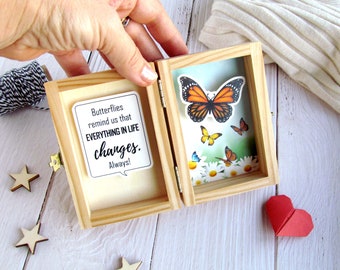 Regalo motivacional para amigos "Las mariposas nos recuerdan que todo en la vida..." Mensaje en una caja Regalo personalizado Tarjeta de madera 3D de San Valentín