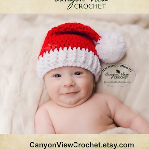 Puede incluir: Un gorro de Pap&aacute; Noel de ganchillo rojo y blanco con un pomp&oacute;n blanco. El gorro lo lleva un beb&eacute;. El texto "Canyon View Crochet" y "CanyonViewCrochet.etsy.com" son visibles.
