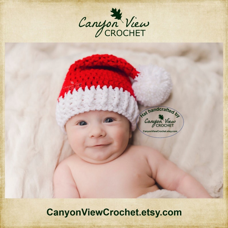 Puede incluir: Un gorro de Pap&aacute; Noel de ganchillo rojo y blanco con un pomp&oacute;n blanco. El gorro lo lleva un beb&eacute;. El texto "Canyon View Crochet" y "CanyonViewCrochet.etsy.com" son visibles.