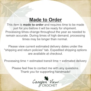 Puede incluir: Gr&aacute;fico circular blanco con el texto "Made to Order" e informaci&oacute;n adicional sobre los tiempos de procesamiento y la entrega estimada. El gr&aacute;fico tambi&eacute;n incluye "Canyon View Crochet" y una hoja.