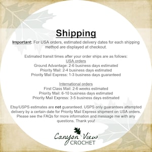 Puede incluir: Gr&aacute;fico circular blanco con la palabra "Shipping" en texto negro en negrita. Debajo, el texto detalla la informaci&oacute;n de env&iacute;o, incluidos los tiempos de entrega estimados para pedidos en EE. UU. e internacionales. El logotipo de Canyon View Crochet est&aacute; en la parte inferior.