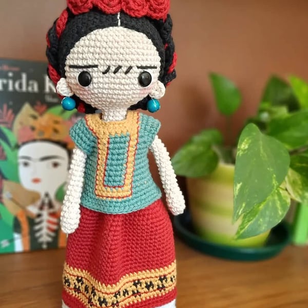 Frida and her outfits, Amigurumi Pattern