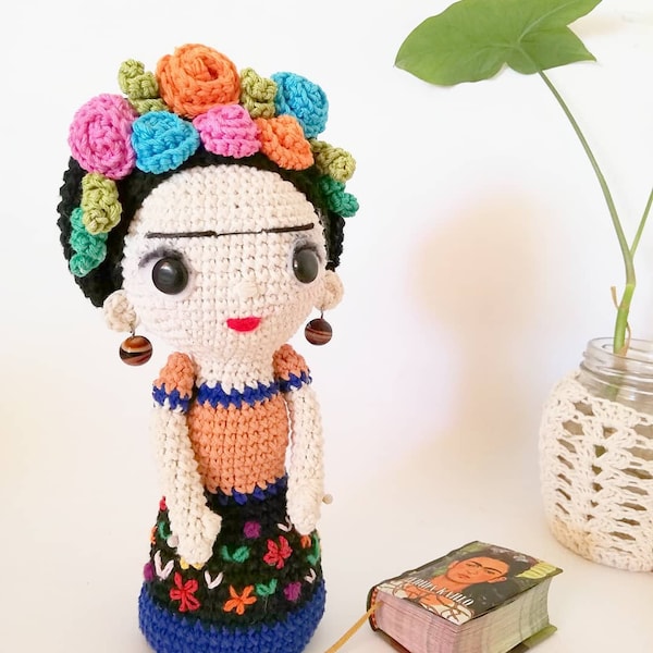 PUPPE mit BLUMEN, Amigurumi-Muster im PDF