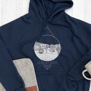 Könnte beinhalten: Dunkelblauer Kapuzenpullover mit einem weißen Grafikdesign eines Skigebiets mit dem Text "SUNDAY RIVER" und dem Standort "Newry, Maine, Elevation 3120".