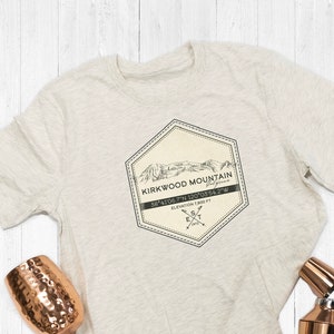 T-shirt ou sweat à capuche Kirkwood Mountain Ski Badge par Printed Marketplace