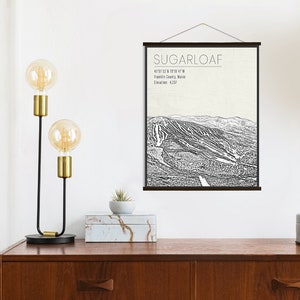 Sugarloaf Maine Ski Resort Illustration Print | Hängende Leinwand von Sugarloaf Ski Resort | Gedruckter Marktplatz