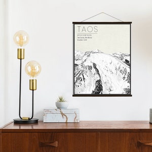 Taos New Mexico Ski Resort Illustration Print | Hängende Leinwand von Taos Ski Valley Resort | Gedruckter Marktplatz