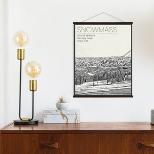 Snowmass Colorado Ski Resort Illustration Print | Hängende Leinwand von Aspen Snowmass Ski Resort | Gedruckter Marktplatz