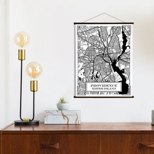 Pode incluir: Impressão de um mapa de Providence, Rhode Island, em preto e branco, pendurado em uma parede com uma haste de madeira na parte superior e inferior. O mapa é emoldurado com uma borda preta e inclui o texto "Providence, Rhode Island".