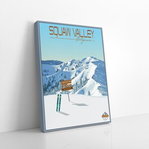 Puede incluir: Un p&oacute;ster de estilo vintage con fondo azul que presenta una escena de monta&ntilde;a nevada con una pista de esqu&iacute; y dos pares de esqu&iacute;s. El p&oacute;ster tiene el texto "SQUAW VALLEY California" en la parte superior y un poste indicador con los nombres de las pistas de esqu&iacute;: "Granite Glades" y "Black Oaks".