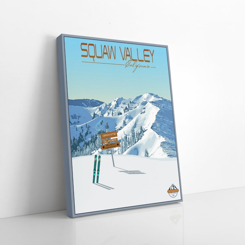 Puede incluir: Un p&oacute;ster de estilo vintage con fondo azul que presenta una escena de monta&ntilde;a nevada con una pista de esqu&iacute; y dos pares de esqu&iacute;s. El p&oacute;ster tiene el texto "SQUAW VALLEY California" en la parte superior y un poste indicador con los nombres de las pistas de esqu&iacute;: "Granite Glades" y "Black Oaks".