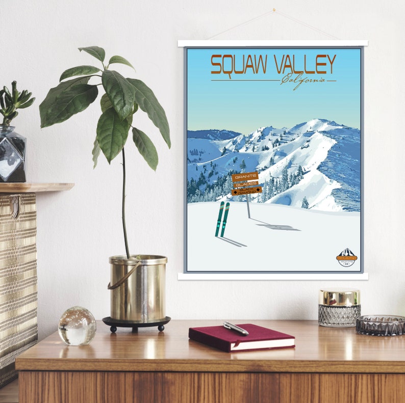 Puede incluir: Un p&oacute;ster de estilo vintage con un cielo azul y un paisaje de monta&ntilde;a nevado. El p&oacute;ster dice "SQUAW VALLEY - California -" con un par de esqu&iacute;s y un cartel que dice "GRANITE CHIEF - 8,850 ft - 2,700 m".