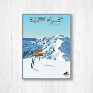 Puede incluir: Un cartel de viaje de estilo vintage para Squaw Valley, California, que presenta una escena de monta&ntilde;a nevada con pistas de esqu&iacute; y un par de esqu&iacute;s. El cartel tiene un fondo azul con texto blanco y un borde marr&oacute;n.