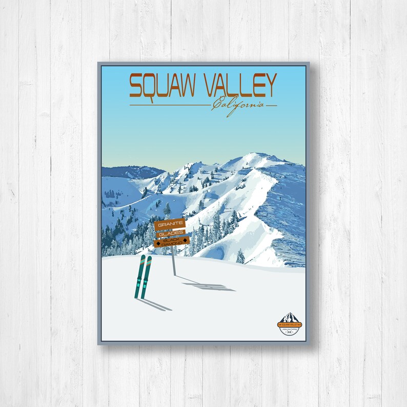 Puede incluir: Un cartel de viaje de estilo vintage para Squaw Valley, California, que presenta una escena de monta&ntilde;a nevada con pistas de esqu&iacute; y un par de esqu&iacute;s. El cartel tiene un fondo azul con texto blanco y un borde marr&oacute;n.