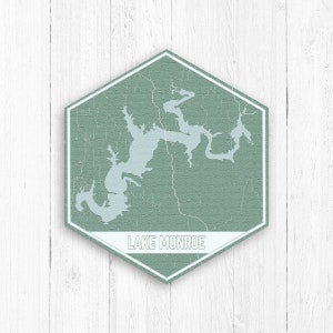 Peut inclure: Un panneau hexagonal vert avec une bordure blanche et le texte "LAKE MONROE" en blanc. Le panneau présente un contour bleu clair d'un lac.