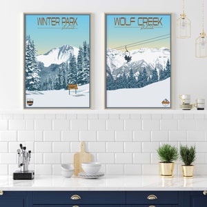 Puede incluir: Dos p&oacute;sters de viaje de estilo vintage, uno para Winter Park, Colorado, y otro para Wolf Creek, Colorado. Ambos p&oacute;sters presentan escenas de monta&ntilde;as nevadas con &aacute;rboles y un cielo azul.