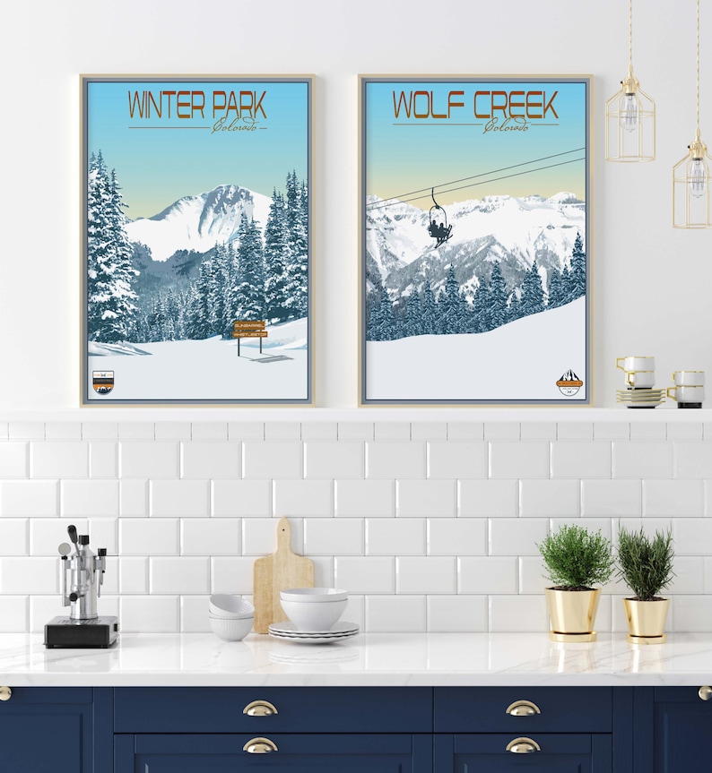 Puede incluir: Dos p&oacute;sters de viaje de estilo vintage, uno para Winter Park, Colorado, y otro para Wolf Creek, Colorado. Ambos p&oacute;sters presentan escenas de monta&ntilde;as nevadas con &aacute;rboles y un cielo azul.