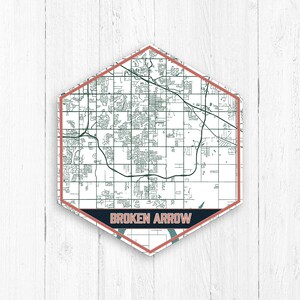 Puede incluir: Una impresión de mapa hexagonal de Broken Arrow, Oklahoma, con fondo blanco y líneas negras. El mapa está rodeado por un borde rojo y una pancarta azul oscuro con el texto "BROKEN ARROW" en blanco.