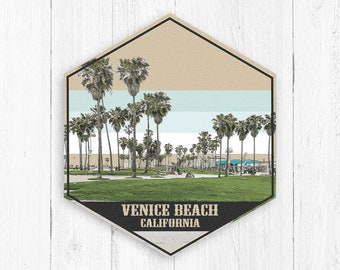 Peut inclure: Une illustration de style vintage de palmiers et d'une plage avec le texte "Venice Beach, Californie" dans un hexagone.