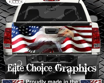 Puede incluir: Una camioneta blanca con un gráfico de una bandera estadounidense y un águila calva en la puerta trasera. El gráfico está impreso en una calcomanía de vinilo transparente. El texto "Elite Choice Graphics" está impreso en la parte inferior de la puerta trasera. El texto "Proudly made in the U.S.A." está impreso debajo del gráfico.