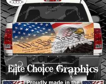 Puede incluir: Un gráfico para la puerta trasera de una camioneta con la bandera estadounidense, un águila con gafas y el texto "We the People". El gráfico también incluye el texto "Elite Choice Graphics" y "Proudly made in the U.S.A."