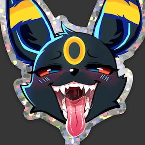 以下が含まれることがあります： 大きく開いた口と長いピンクの舌を持つ黒と青の漫画のキャラクター。キャラクターは目の周りに黄色と青の輪があり、キラキラした背景があります。