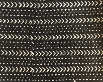 Letto per cani in tessuto fangoso bianco e nero // Medio